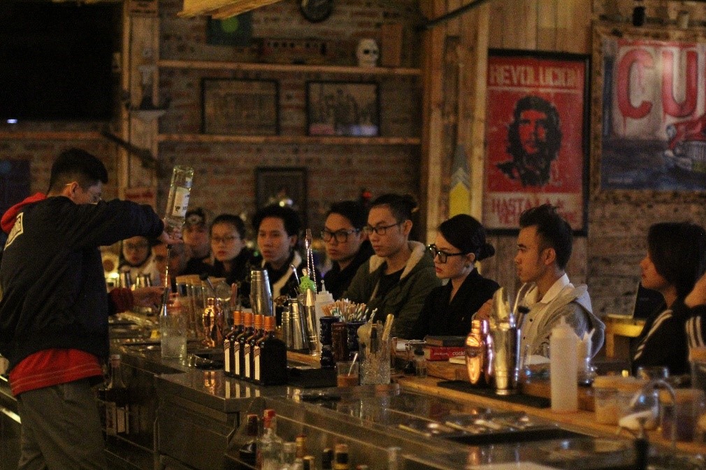 Đinh-Thép-training-kỹ-năng-cho-các-bartender-tại-Mya-Camp